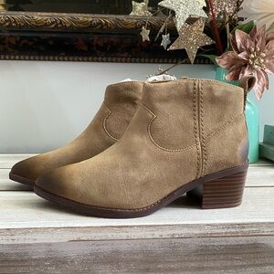 Clarks Morzine Sky Pointed Toe Bootie ✨ Dark Sand Suede Size 8 | distressed